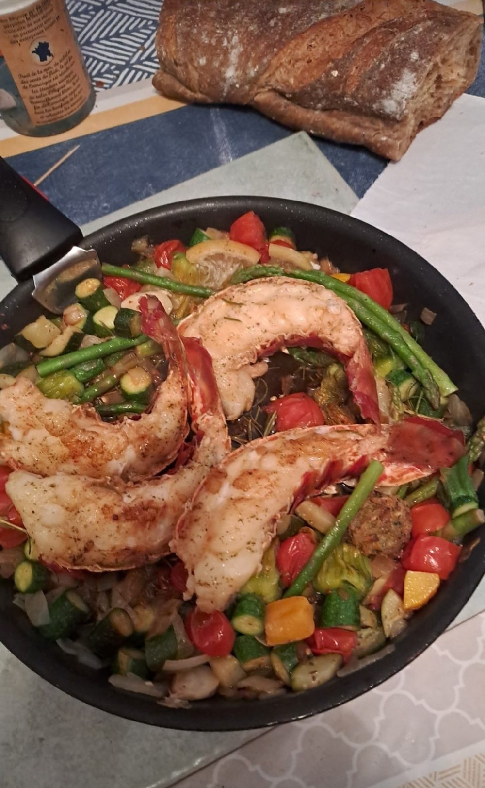 Une poêlée de crevettes et de légumes verts et colorés